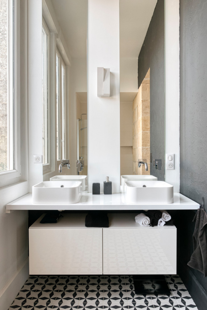 Inredning av ett modernt mellanstort vit vitt badrum med dusch, med öppna hyllor, skåp i ljust trä, vita väggar, ett fristående handfat och flerfärgat golv