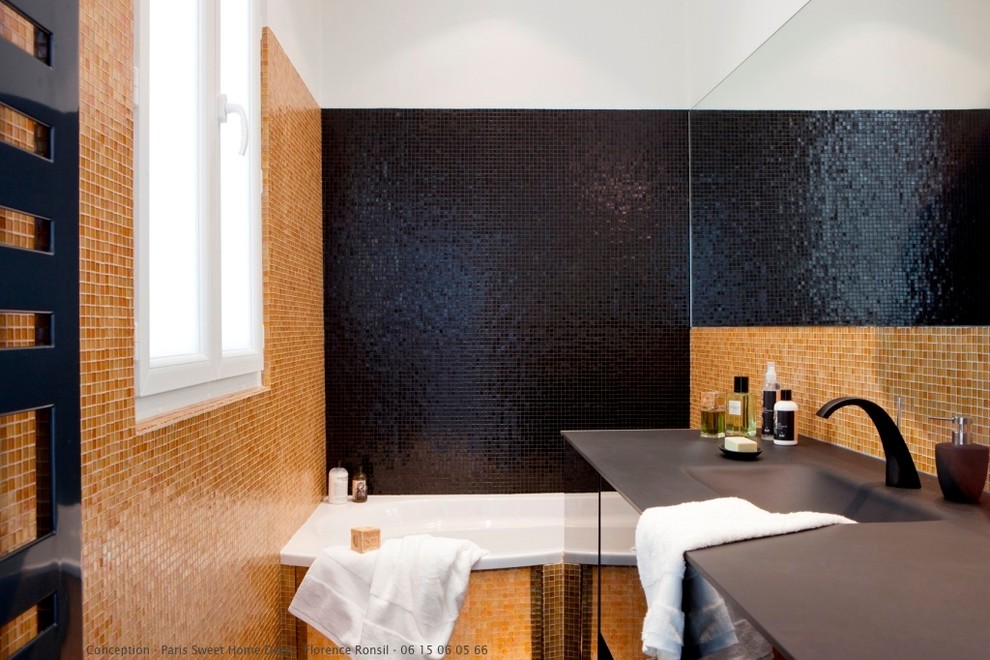 Пример оригинального дизайна: маленькая главная ванная комната в современном стиле с монолитной раковиной, черными фасадами, стеклянной столешницей, угловой ванной, черной плиткой, желтой плиткой, плиткой мозаикой, желтыми стенами и полом из керамической плитки для на участке и в саду