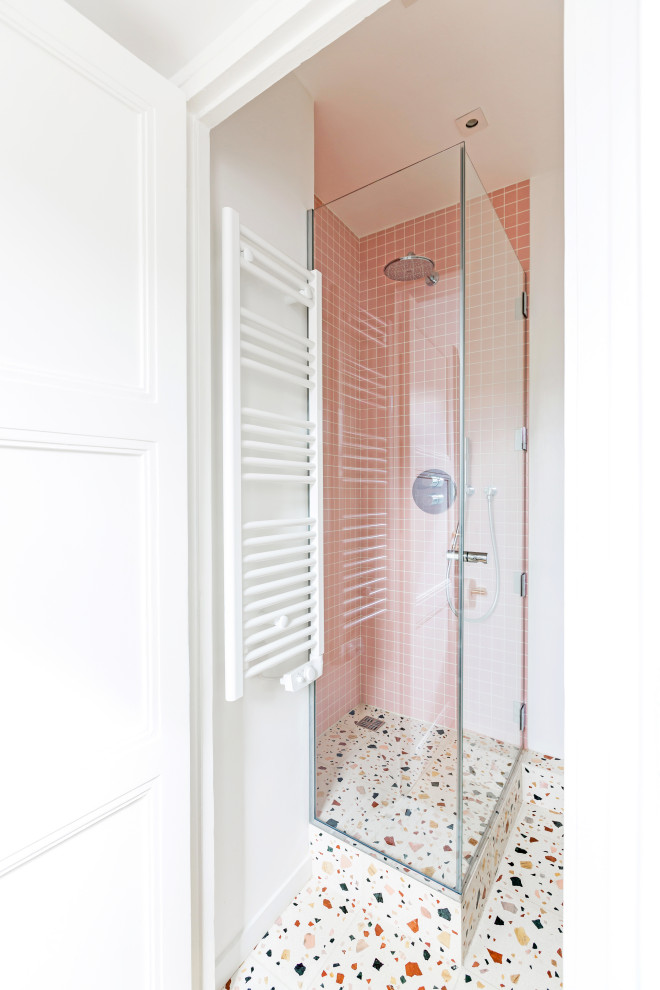 Bild på ett litet shabby chic-inspirerat rosa rosa badrum med dusch, med luckor med profilerade fronter, vita skåp, en hörndusch, en vägghängd toalettstol, rosa kakel, keramikplattor, vita väggar, terrazzogolv, ett konsol handfat, bänkskiva i terrazo, flerfärgat golv och dusch med gångjärnsdörr