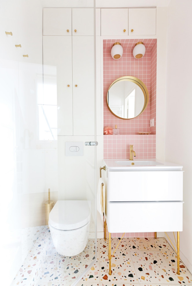 Idéer för små shabby chic-inspirerade rosa en-suite badrum, med luckor med profilerade fronter, vita skåp, en hörndusch, en vägghängd toalettstol, rosa kakel, mosaik, vita väggar, terrazzogolv, ett piedestal handfat, kaklad bänkskiva, flerfärgat golv och dusch med gångjärnsdörr