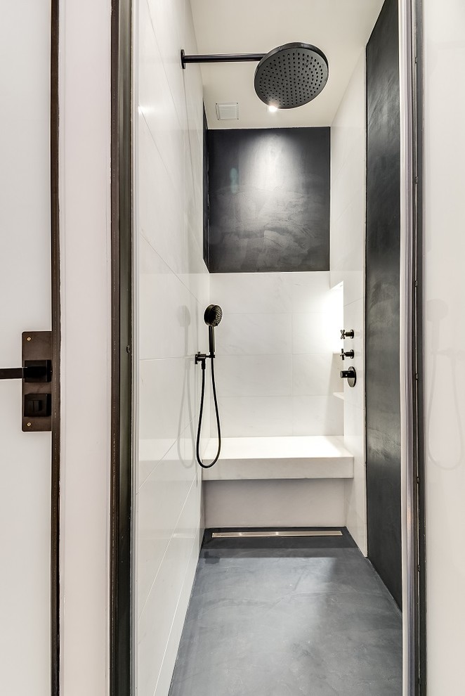 Idéer för stora funkis vitt en-suite badrum, med en kantlös dusch, vit kakel, vita väggar, marmorkakel, dusch med gångjärnsdörr, betonggolv, öppna hyllor, vita skåp, marmorbänkskiva och svart golv