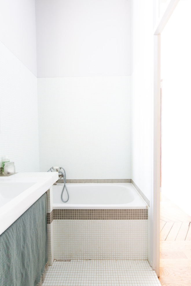 Cette image montre une petite salle de bain principale traditionnelle avec une baignoire posée, WC séparés, un carrelage beige, mosaïque, un sol en carrelage de terre cuite, une grande vasque et un sol blanc.