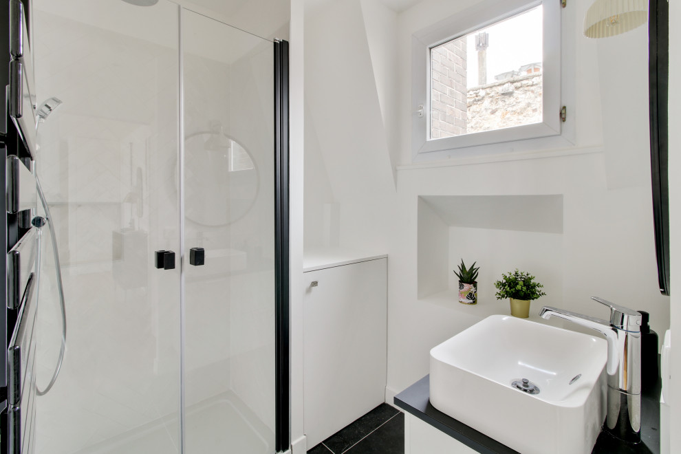 パリにあるミッドセンチュリースタイルのおしゃれな浴室の写真