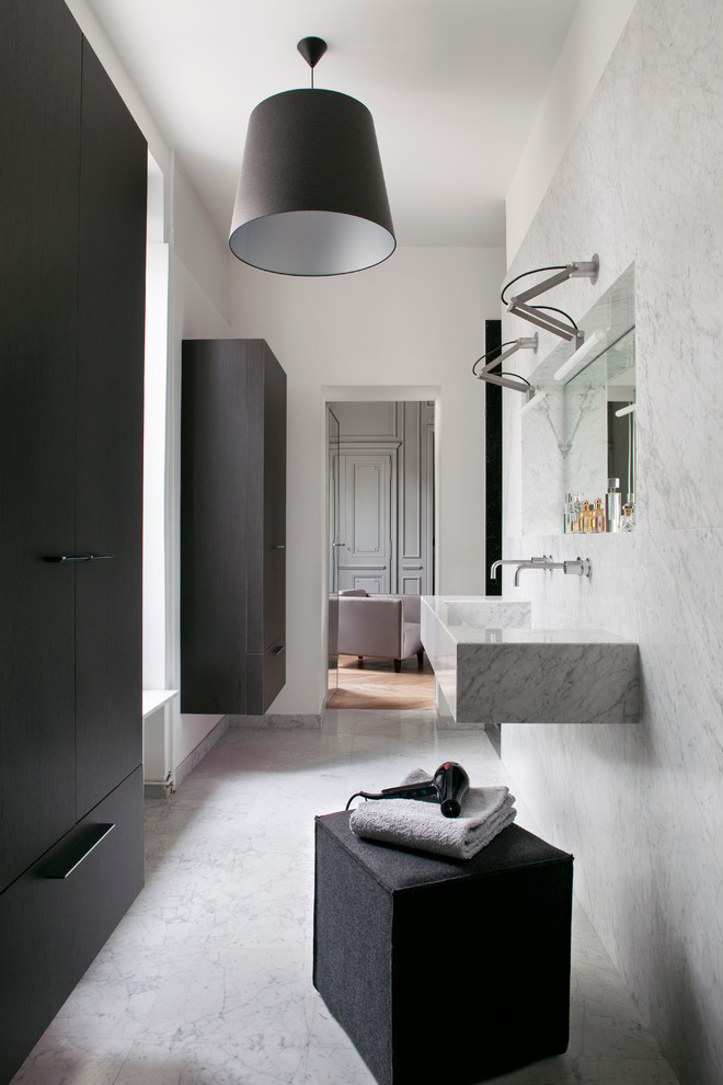 Modelo de cuarto de baño contemporáneo de tamaño medio con puertas de armario negras, losas de piedra, paredes grises, suelo de mármol, aseo y ducha, lavabo integrado y encimera de mármol