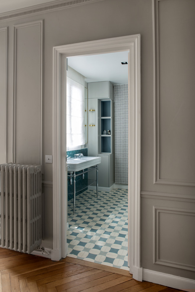 Inspiration för ett mellanstort funkis badrum, med gröna skåp, en kantlös dusch, vita väggar och ett avlångt handfat