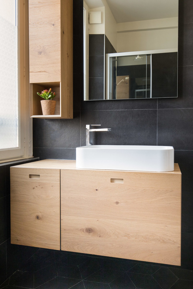 Пример оригинального дизайна: маленькая главная ванная комната в современном стиле с черным полом для на участке и в саду