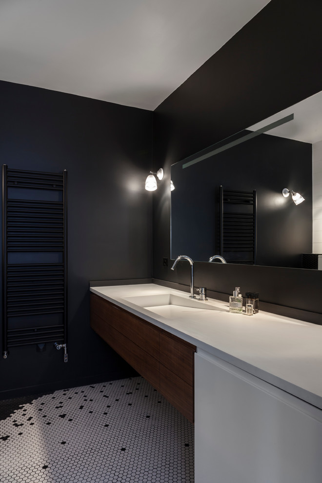 Modern inredning av ett mellanstort vit vitt en-suite badrum, med luckor med profilerade fronter, bruna skåp, svart kakel, svarta väggar, klinkergolv i porslin, ett konsol handfat och vitt golv