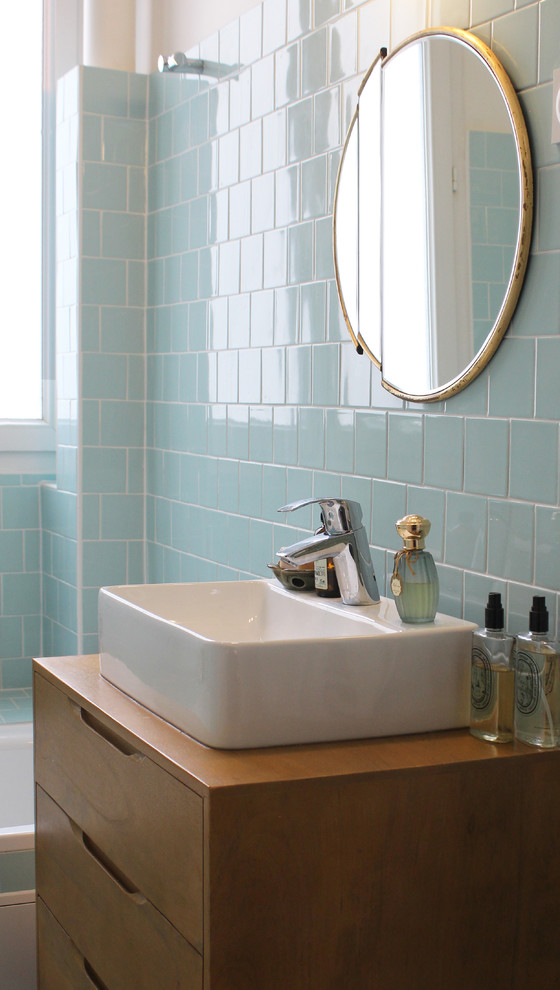 Idéer för att renovera ett litet funkis en-suite badrum, med ett undermonterat badkar, blå kakel, keramikplattor, vita väggar, klinkergolv i keramik och ett nedsänkt handfat