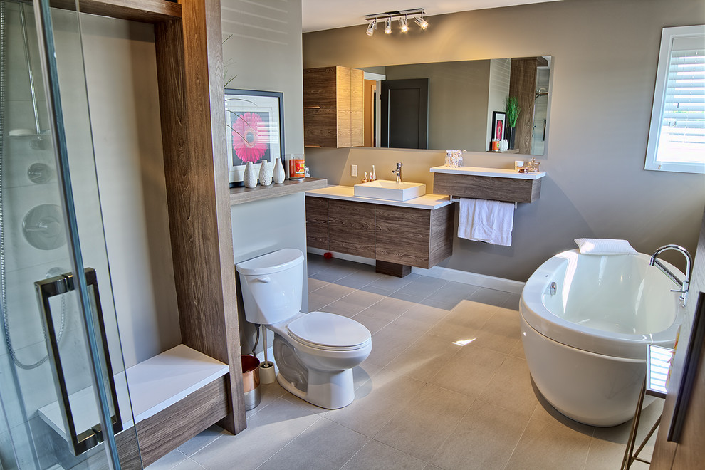 Cette image montre une grande salle de bain principale design avec une grande vasque, un plan de toilette en quartz, une baignoire indépendante, une douche double, WC séparés, un carrelage beige, des carreaux de céramique, un mur beige et un sol en carrelage de céramique.