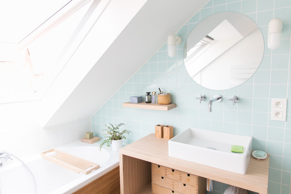 Идея дизайна: маленькая ванная комната в скандинавском стиле с открытыми фасадами, светлыми деревянными фасадами, полновстраиваемой ванной, душем без бортиков, синей плиткой, керамической плиткой, белыми стенами, полом из бамбука, душевой кабиной, консольной раковиной, столешницей из плитки, коричневым полом, душем с раздвижными дверями и синей столешницей для на участке и в саду