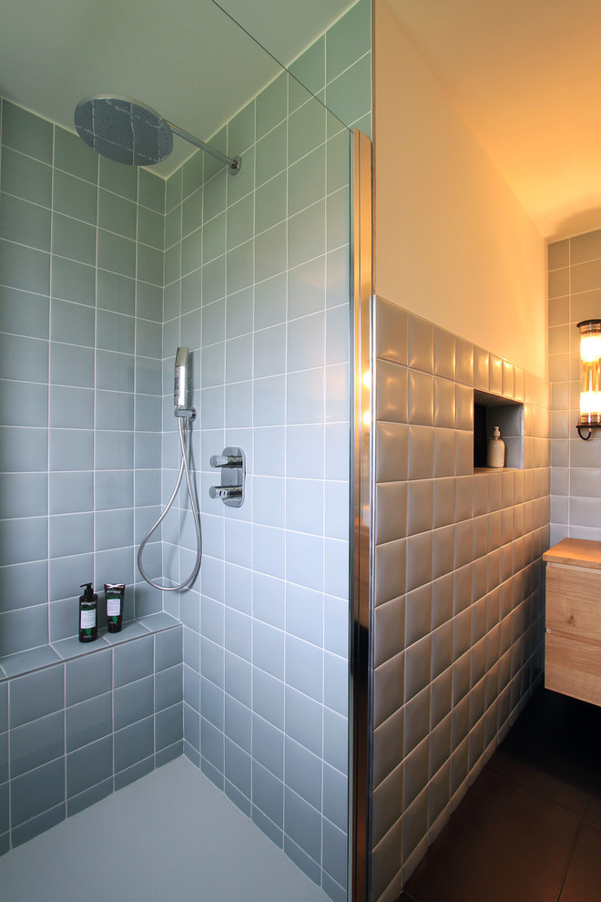 Exempel på ett litet modernt badrum med dusch, med en öppen dusch, blå kakel, keramikplattor, vita väggar, klinkergolv i keramik, ett nedsänkt handfat, träbänkskiva och svart golv