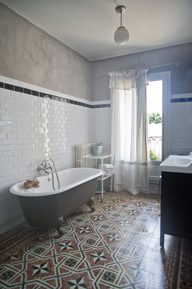 Mittelgroßes Landhaus Badezimmer En Suite mit Waschtischkonsole, Löwenfuß-Badewanne, weißen Fliesen, Keramikboden, Metrofliesen und grauer Wandfarbe in Montpellier