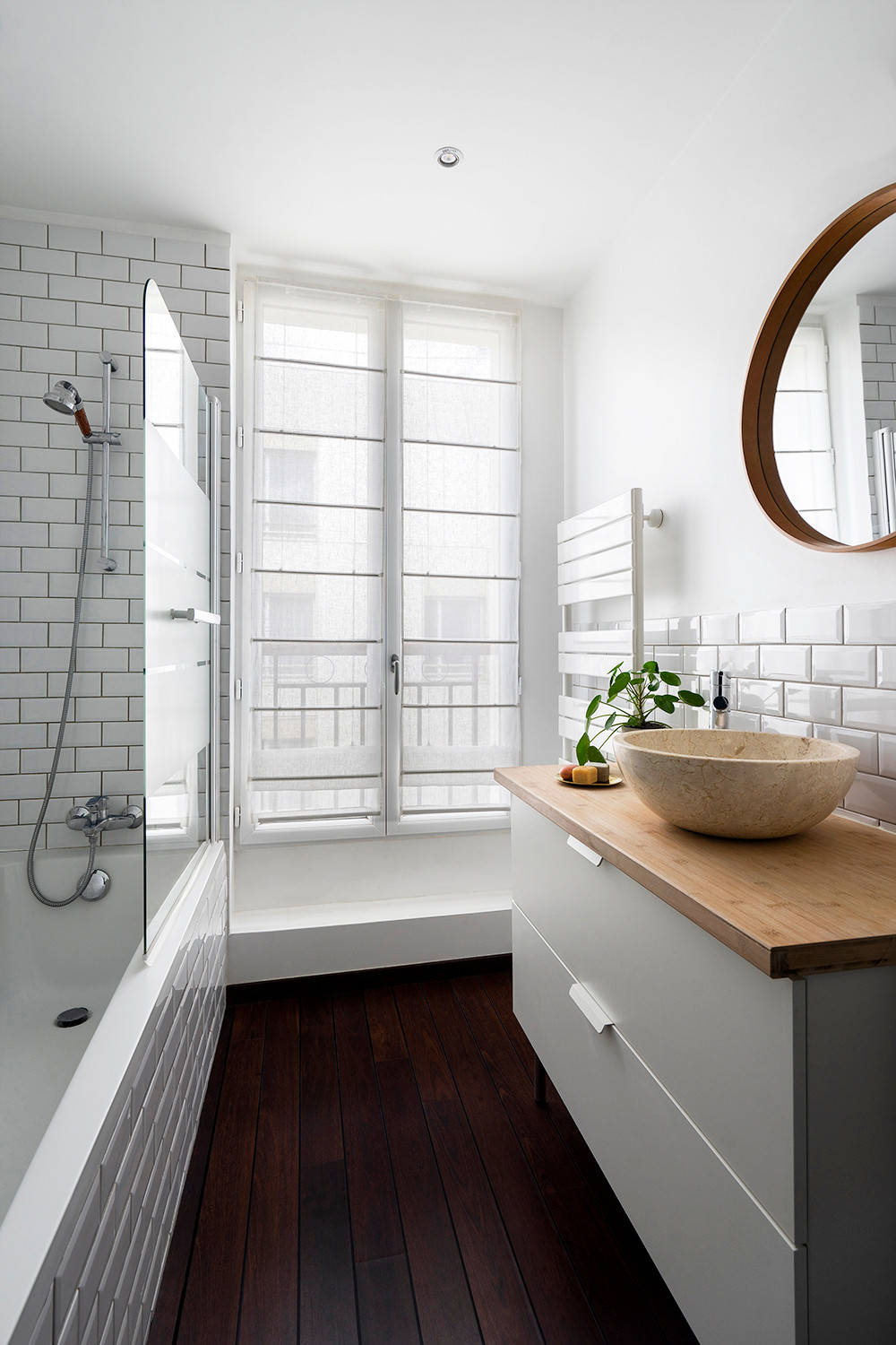 75 photos et idées déco de salles de bain avec une baignoire d'angle -  Décembre 2023 | Houzz FR