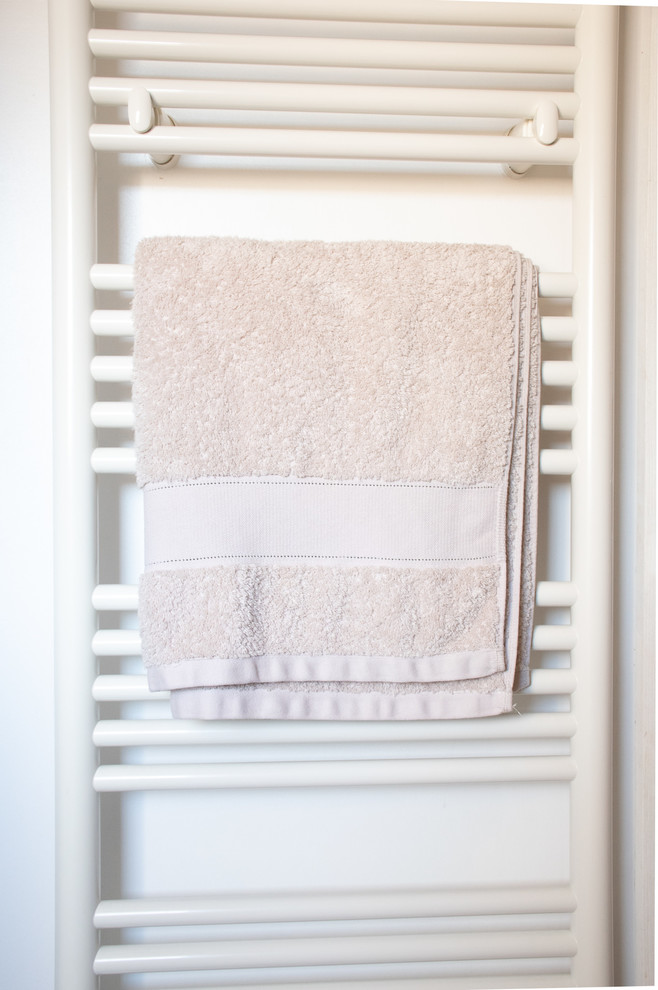 Idee per una piccola stanza da bagno padronale minimalista con doccia a filo pavimento e piastrelle beige
