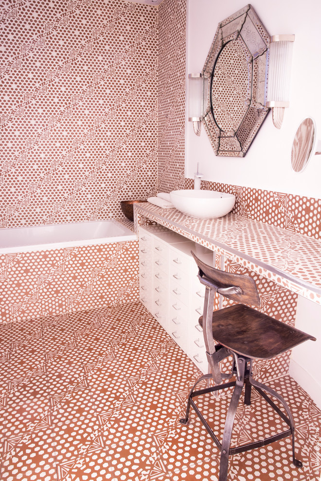 Example of a mid-century modern bathroom design in Paris with red walls