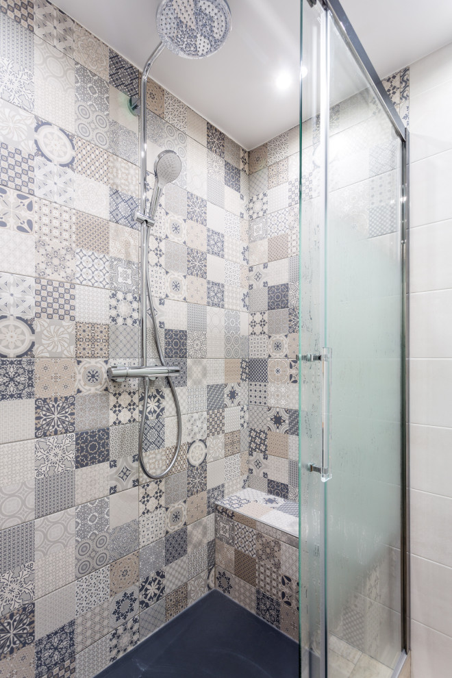 Источник вдохновения для домашнего уюта: главная ванная комната среднего размера в стиле фьюжн с душем без бортиков, белой плиткой, керамической плиткой, душем с раздвижными дверями, синей столешницей и сиденьем для душа