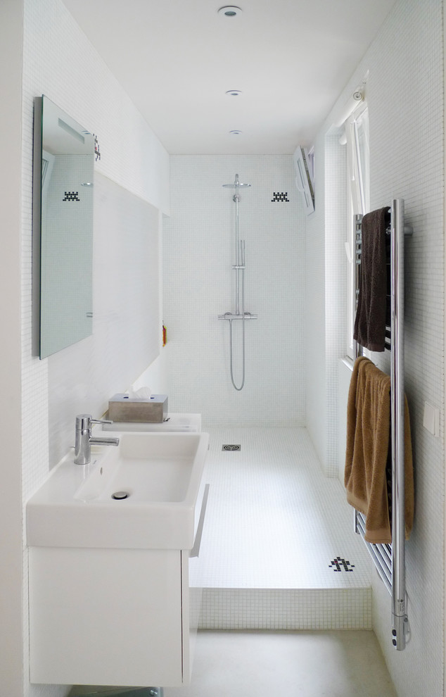 На фото: узкая и длинная ванная комната в современном стиле с душевой кабиной