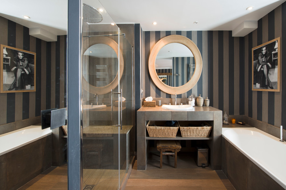 パリにある高級な中くらいなコンテンポラリースタイルのおしゃれなマスターバスルーム (ドロップイン型浴槽、アルコーブ型シャワー、茶色い壁、無垢フローリング、一体型シンク) の写真