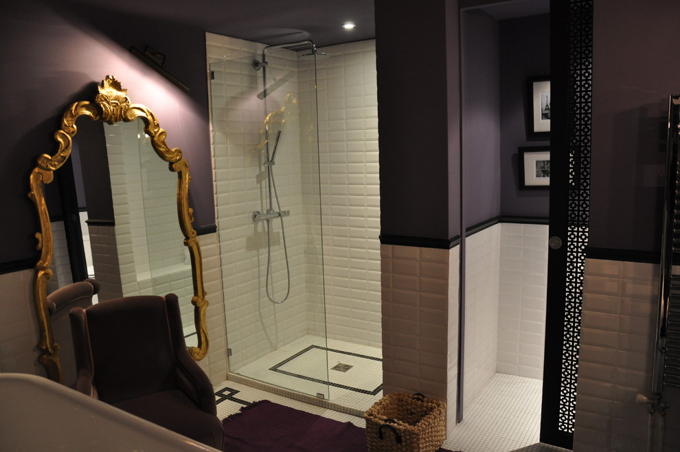 Cette photo montre une salle de bain principale chic de taille moyenne avec une baignoire encastrée, une douche ouverte, un carrelage blanc, mosaïque, un mur violet, un sol en carrelage de terre cuite, un plan de toilette en carrelage, un sol blanc et une cabine de douche à porte battante.