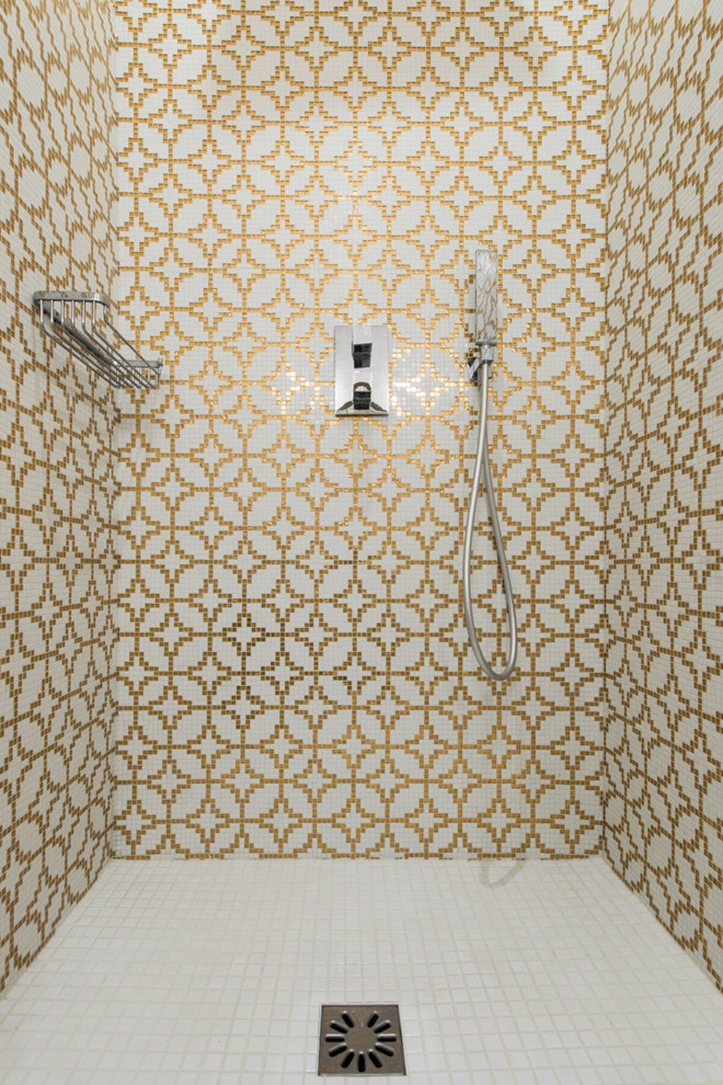 Ispirazione per una grande stanza da bagno padronale contemporanea con doccia a filo pavimento, piastrelle bianche, piastrelle gialle, piastrelle in ceramica, pavimento in gres porcellanato e doccia aperta