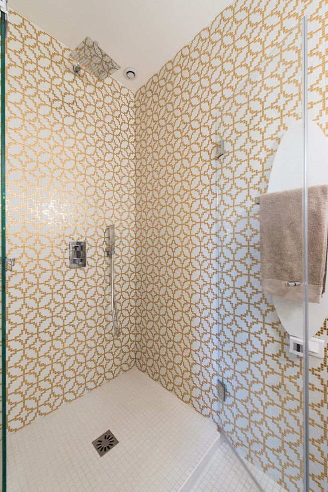 Идея дизайна: главная ванная комната среднего размера в современном стиле с душем без бортиков, бежевой плиткой, керамической плиткой, бежевыми стенами, полом из керамической плитки, бежевым полом, накладной раковиной и открытым душем