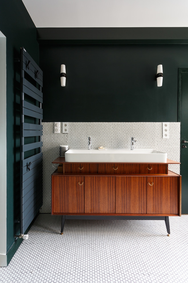 Bild på ett funkis en-suite badrum, med vit kakel, ett avlångt handfat, träbänkskiva, skåp i mellenmörkt trä, mosaik, gröna väggar, mosaikgolv, vitt golv och släta luckor