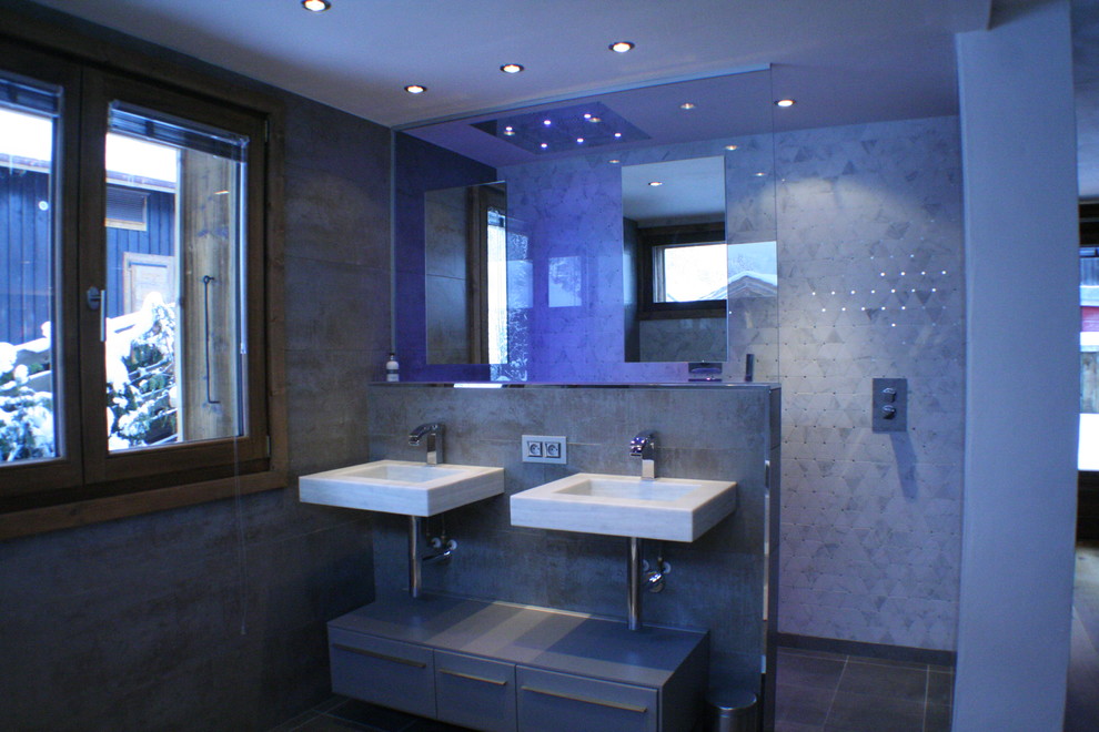 Example of a trendy bathroom design in Lyon