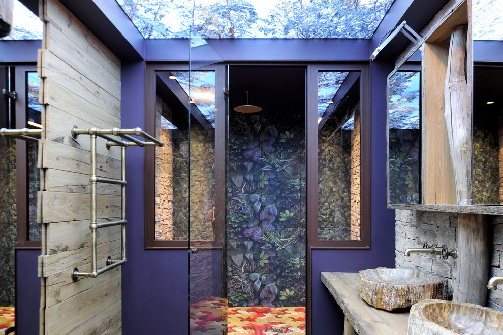 Cette photo montre une douche en alcôve principale éclectique en bois brun avec un placard sans porte, un mur multicolore, une vasque, un plan de toilette en bois et une cabine de douche à porte battante.