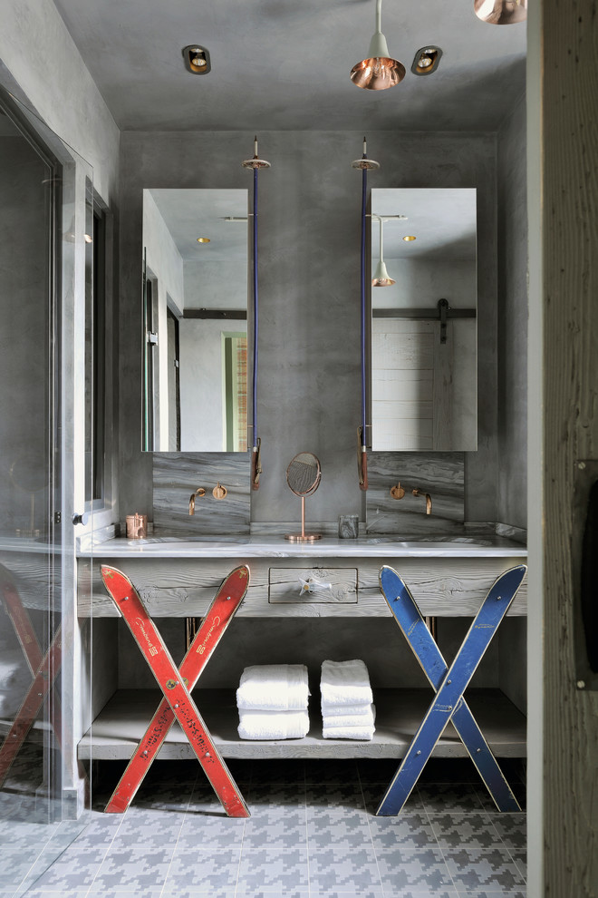 Exempel på ett eklektiskt en-suite badrum, med öppna hyllor, grå skåp, en kantlös dusch, grå väggar, ett undermonterad handfat och dusch med gångjärnsdörr