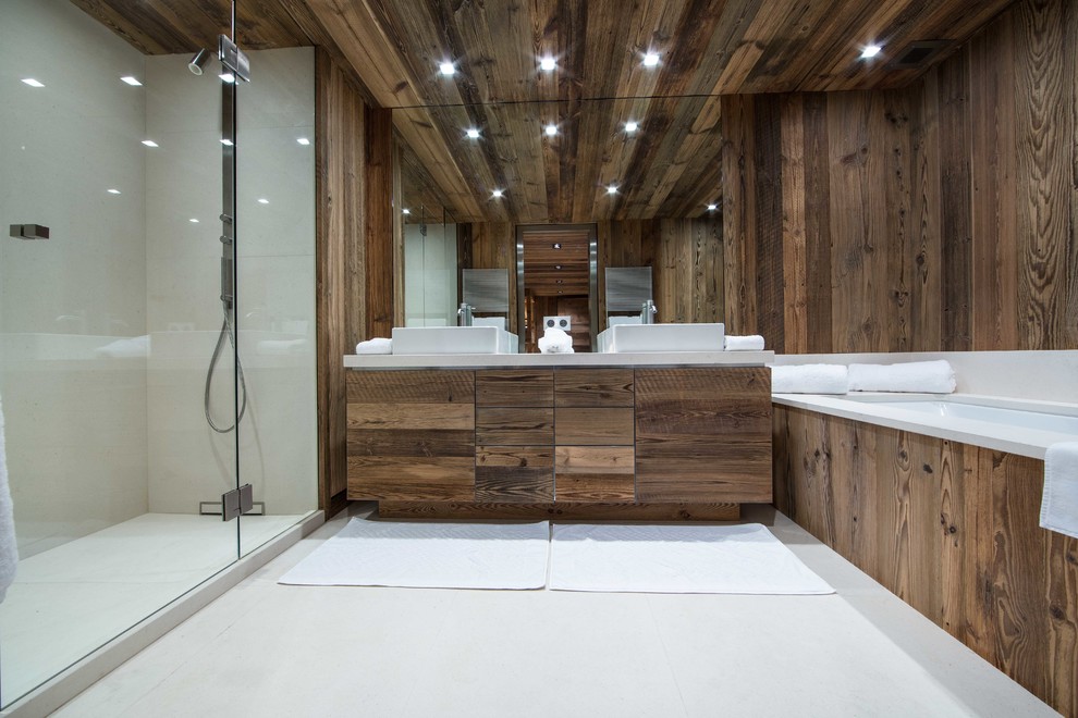Стильный дизайн: большая ванная комната в стиле рустика с душевой кабиной, темными деревянными фасадами, полновстраиваемой ванной, душем в нише, коричневыми стенами и накладной раковиной - последний тренд