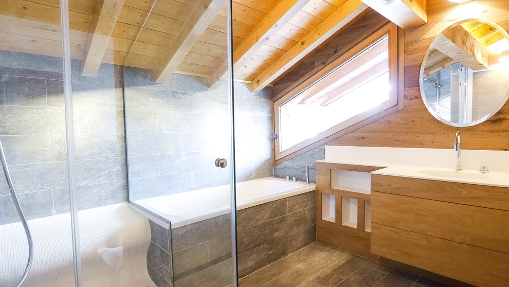 Mittelgroßes Uriges Badezimmer En Suite mit beigen Schränken, Eckbadewanne, bodengleicher Dusche, Schieferboden und grauem Boden in Lyon