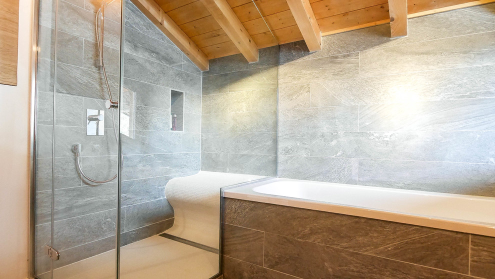 Exempel på ett rustikt badrum, med en kantlös dusch, skifferkakel, grå väggar och dusch med gångjärnsdörr