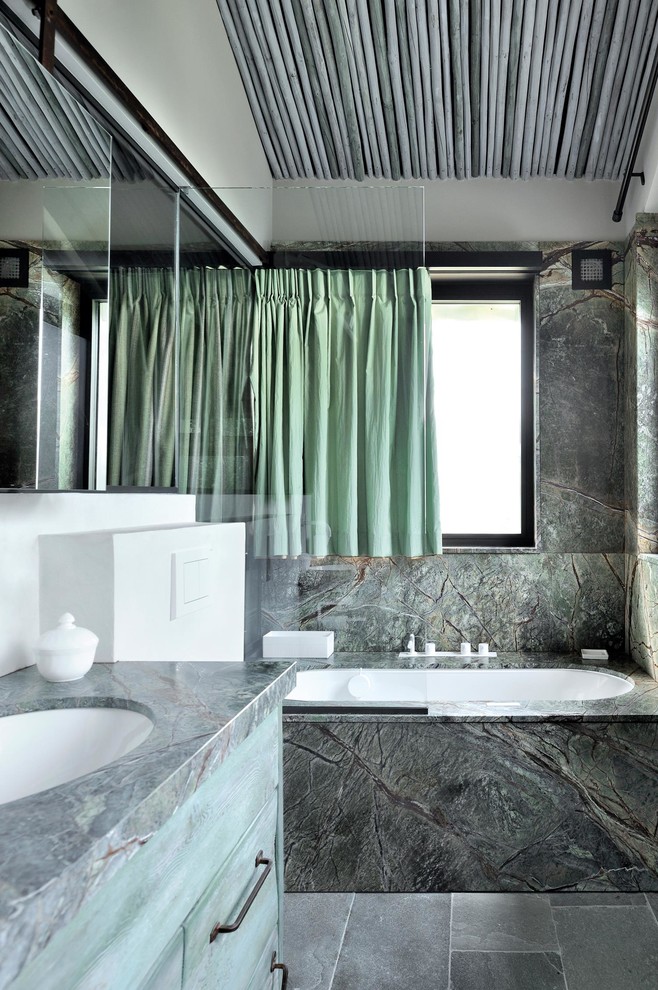 Источник вдохновения для домашнего уюта: главная ванная комната среднего размера в современном стиле с искусственно-состаренными фасадами, полновстраиваемой ванной, каменной плиткой, белыми стенами, врезной раковиной, открытым душем и окном