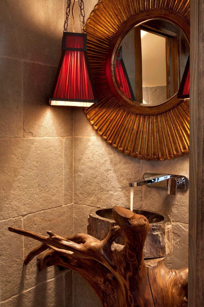 Foto de cuarto de baño rústico grande con lavabo con pedestal, encimera de madera, baldosas y/o azulejos grises, baldosas y/o azulejos de piedra y paredes grises