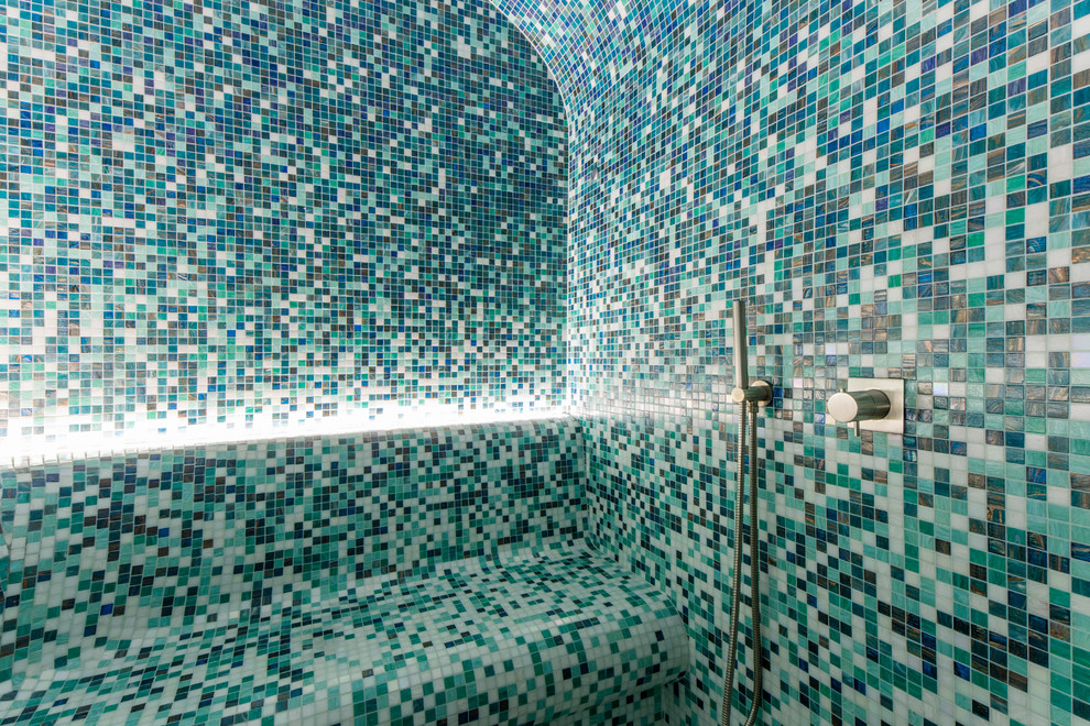 Modelo de cuarto de baño azulejo de dos tonos, mediterráneo, de tamaño medio, con ducha empotrada, baldosas y/o azulejos blancos, baldosas y/o azulejos azules, baldosas y/o azulejos multicolor, paredes azules, aseo y ducha y baldosas y/o azulejos en mosaico