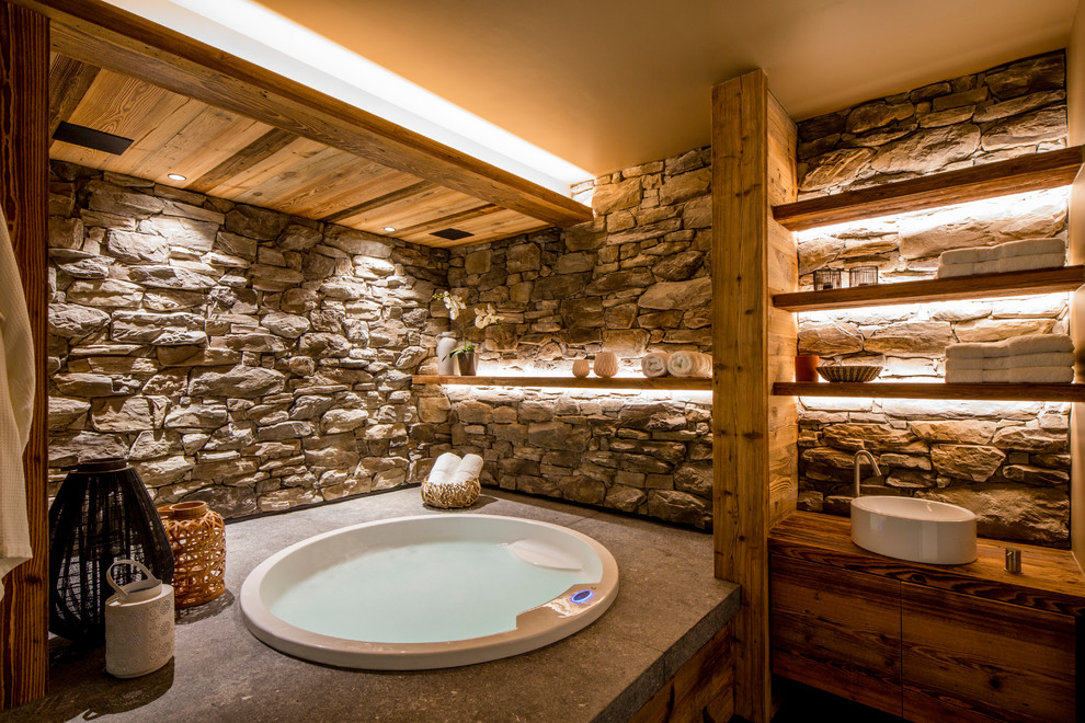 На фото: ванная комната в стиле рустика с гидромассажной ванной с