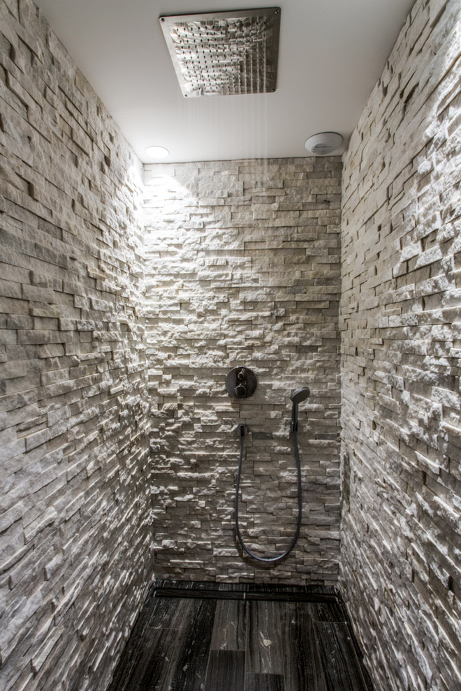 Mittelgroßes Modernes Duschbad mit Steinfliesen, Duschnische, grauen Fliesen und grauer Wandfarbe in Lyon