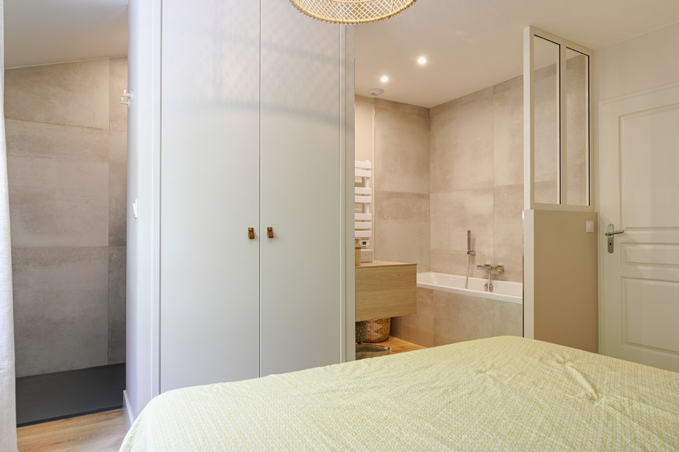 Idéer för mellanstora nordiska beige en-suite badrum, med luckor med profilerade fronter, beige skåp, ett undermonterat badkar, en öppen dusch, beige kakel, stenhäll, beige väggar, laminatgolv, ett undermonterad handfat, laminatbänkskiva, beiget golv och med dusch som är öppen