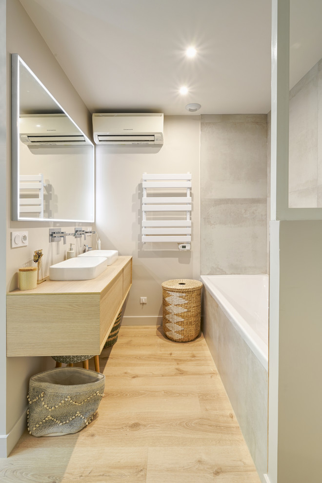 Idéer för ett mellanstort skandinaviskt beige en-suite badrum, med luckor med profilerade fronter, beige skåp, ett undermonterat badkar, en öppen dusch, beige kakel, stenhäll, beige väggar, laminatgolv, ett undermonterad handfat, laminatbänkskiva, beiget golv och med dusch som är öppen