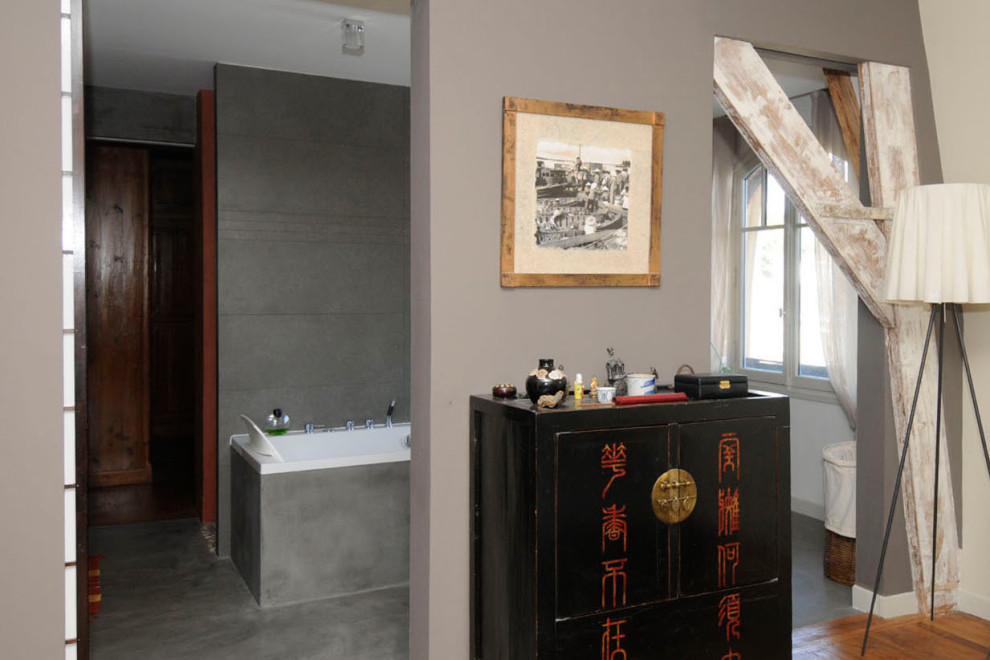 Diseño de cuarto de baño principal bohemio de tamaño medio con jacuzzi, baldosas y/o azulejos grises y baldosas y/o azulejos de cerámica