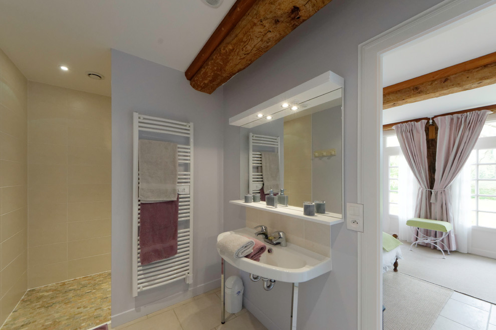 Ejemplo de cuarto de baño de estilo de casa de campo de tamaño medio con ducha a ras de suelo, baldosas y/o azulejos beige, paredes púrpuras, aseo y ducha y lavabo con pedestal