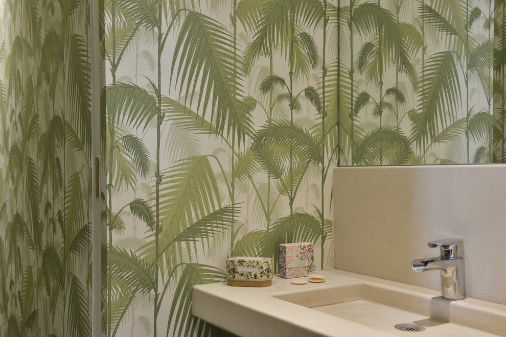 パリにあるお手頃価格の中くらいなトラディショナルスタイルのおしゃれなマスターバスルーム (インセット扉のキャビネット、淡色木目調キャビネット、緑の壁、珪岩の洗面台、ベージュのカウンター) の写真