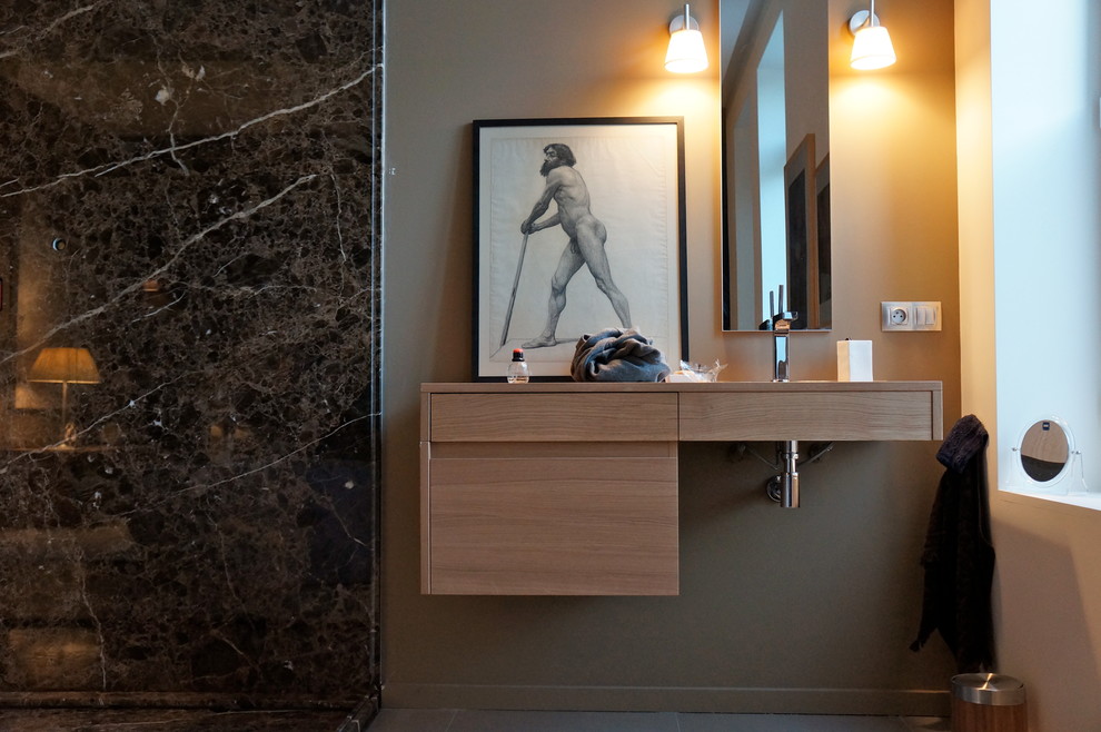 ボルドーにあるコンテンポラリースタイルのおしゃれな浴室の写真