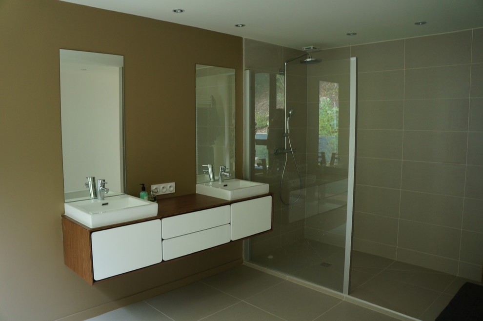 This is an example of a contemporary bathroom in Bordeaux.