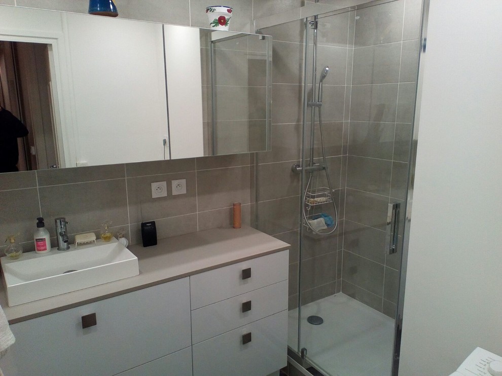 Exempel på ett litet modernt badrum med dusch, med beige kakel, ett nedsänkt handfat och laminatbänkskiva