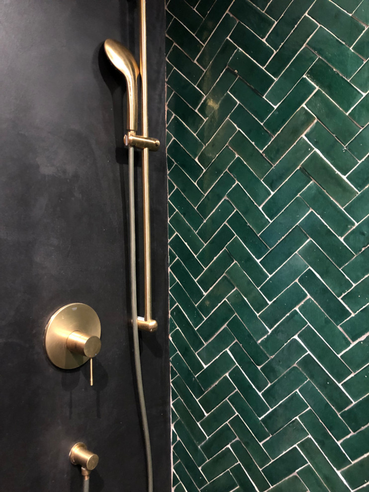 Modern inredning av ett litet svart svart en-suite badrum, med luckor med profilerade fronter, svarta skåp, en dusch i en alkov, en vägghängd toalettstol, grön kakel, perrakottakakel, svarta väggar, betonggolv, ett nedsänkt handfat, marmorbänkskiva och svart golv
