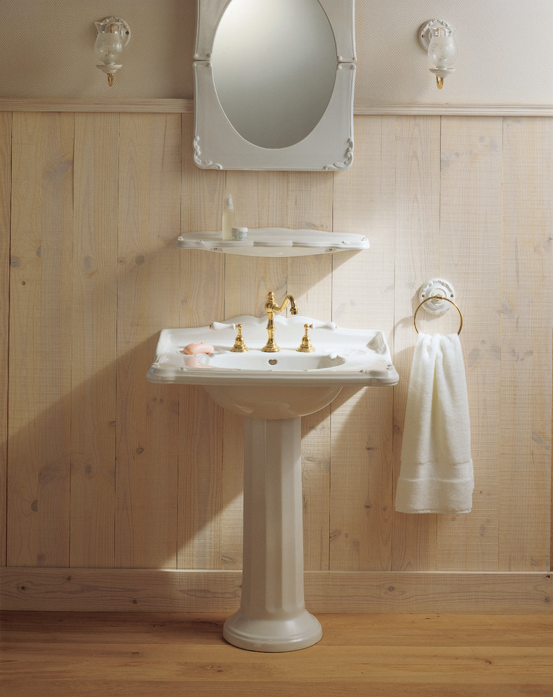 Стильный дизайн: ванная комната в викторианском стиле с бежевыми стенами, светлым паркетным полом, раковиной с пьедесталом и коричневым полом - последний тренд