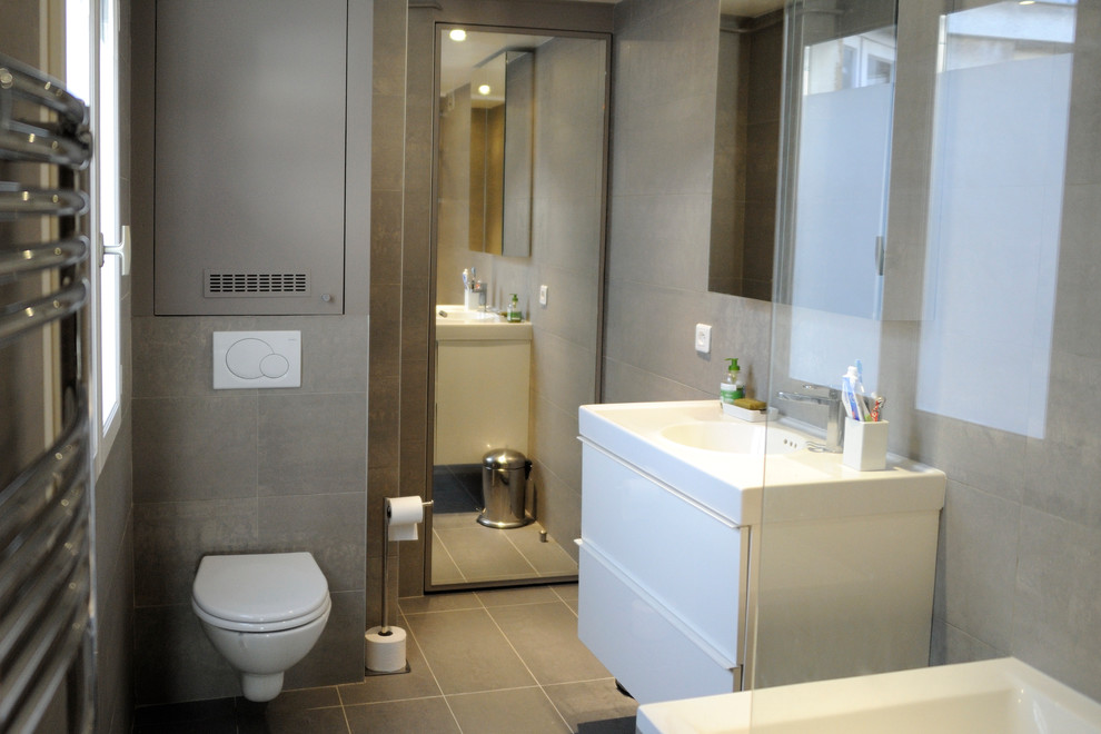Example of a trendy bathroom design in Paris