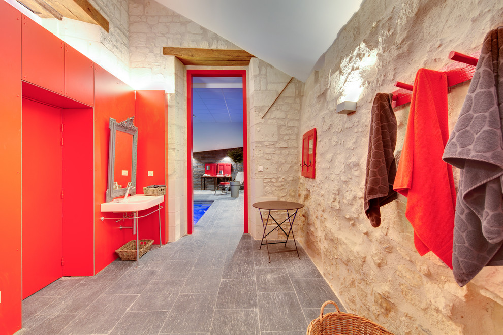 На фото: большая главная ванная комната в классическом стиле с бежевыми стенами, полом из керамической плитки и консольной раковиной