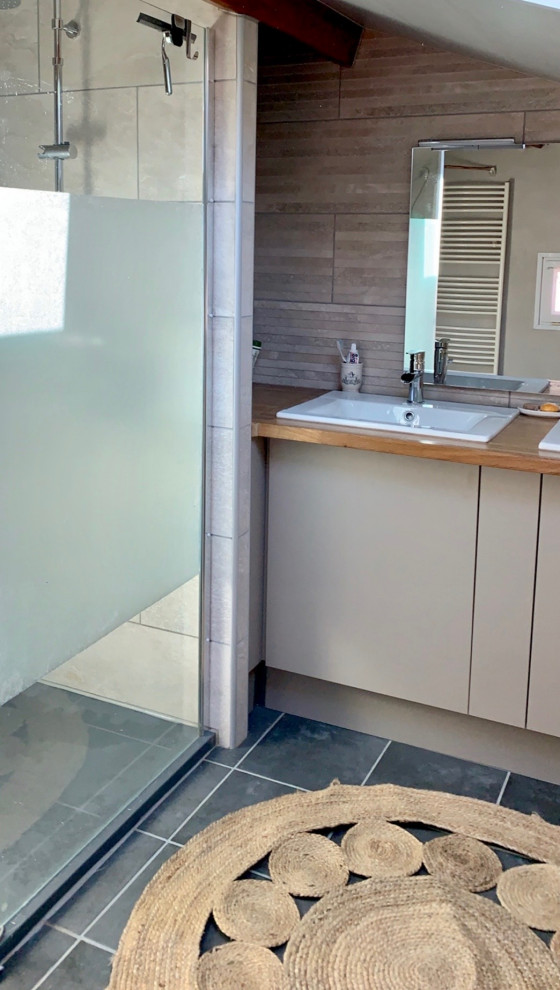 Diseño de cuarto de baño principal, doble y de pie escandinavo pequeño con puertas de armario beige, ducha esquinera, baldosas y/o azulejos beige, lavabo bajoencimera, suelo gris y ducha con puerta con bisagras